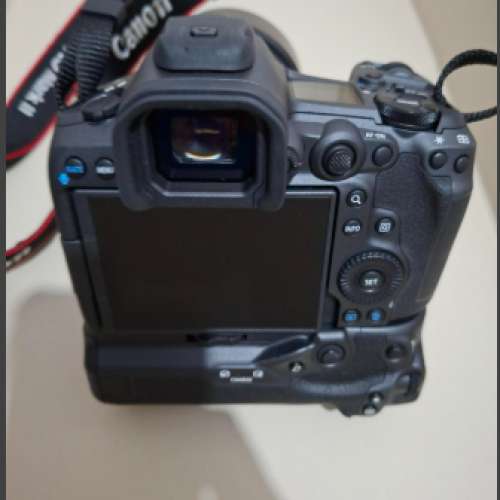 Canon R5 Mark II + canon 45mm f1.2 + BG-R20