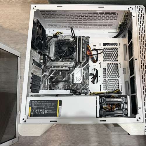 約九成新 Thernaltake S300 強化玻璃中直立式機殼 (雪白版)
