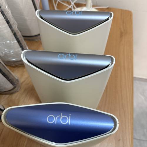 一台  Orbi Pro Router SRR60 二台  Orbi Pro Satellite SRS60
