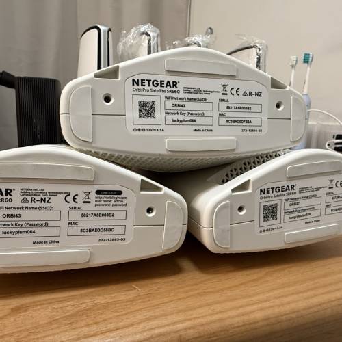 一台  Orbi Pro Router SRR60 二台  Orbi Pro Satellite SRS60