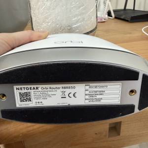 一台 Orbi Router RBR850 三台 Orbi Satellite RBS850