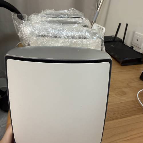 一台 Orbi Router RBR850 三台 Orbi Satellite RBS850