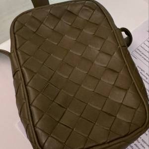 Bottega Veneta BV泥土棕Intrecciato迷你斜挎包