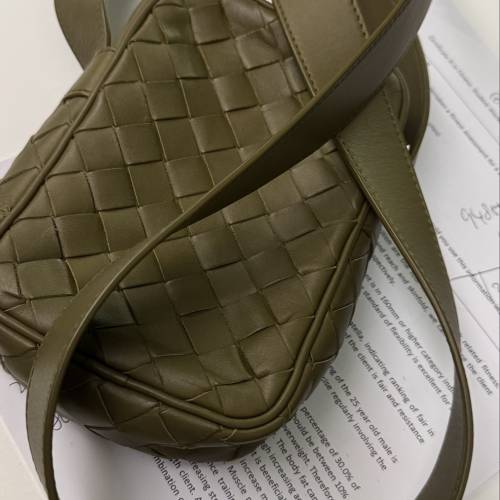 Bottega Veneta BV泥土棕Intrecciato迷你斜挎包