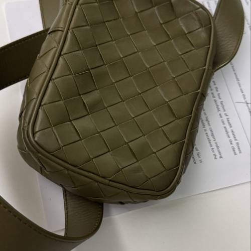 Bottega Veneta BV泥土棕Intrecciato迷你斜挎包