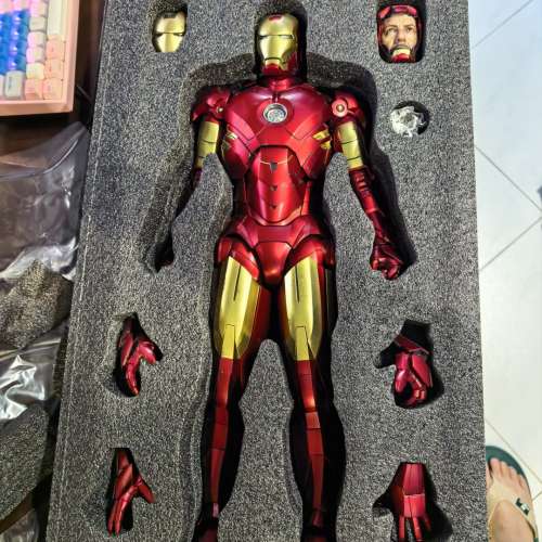 hottoys 1/4 ironman mark iv 4 suit-up gantry qs021 9成新