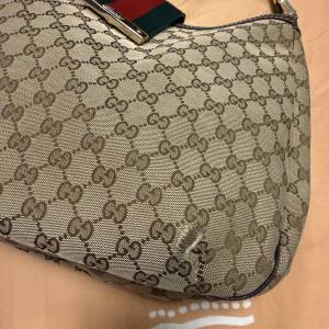 Gucci 經典GG logo 單肩包