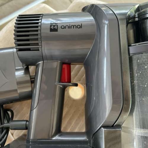 Dyson DC44 Animal 手提吸塵機 + 電池 + 充電器 (機頭有問題) 現零件機出售 HK$100.00