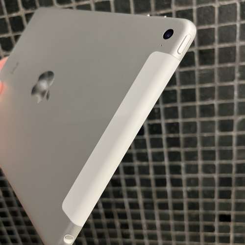 插卡版iPad Mini 4 128gb,極新，電池健康度100，Apple原裝官換機，所有正常！有套有...