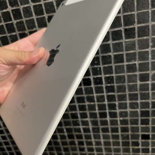 插卡版iPad Mini 4 128gb,極新，電池健康度100，Apple原裝官換機，所有正常！有套有...