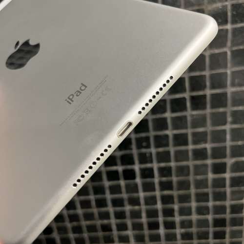 插卡版iPad Mini 4 128gb,極新，電池健康度100，Apple原裝官換機，所有正常！有套有...