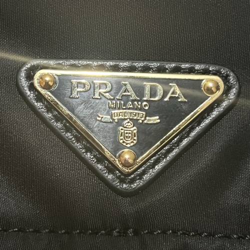 PRADA普拉達 Explore Re-Nylon琺瑯金屬三角標誌