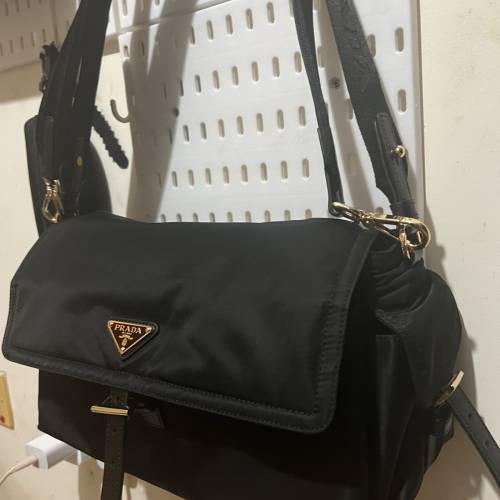 PRADA普拉達 Explore Re-Nylon琺瑯金屬三角標誌