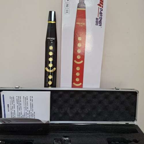 呢款i9電子吹管，內置99種音色，仲有雙揚聲器，唔使駁出面啲嘢都聽到聲