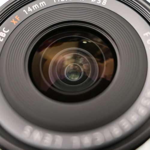 9成以上新 Fujifilm Fuji 14mm F2.8 X Mount 全新一手購入 遮光罩 原廠鏡頭蓋及底蓋...