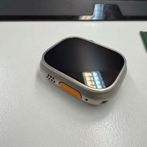 Apple Watch Ultra 3 49 毫米原色鈦金屬錶殼
