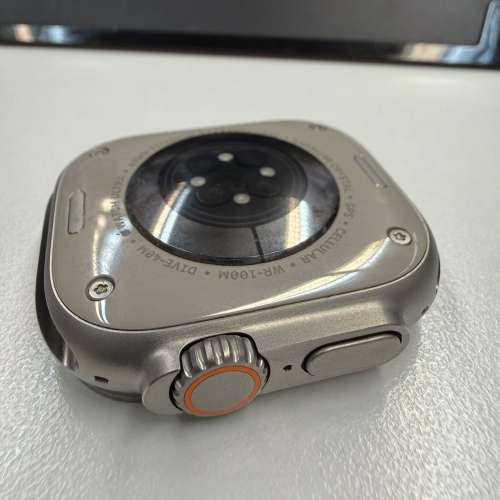 Apple Watch Ultra 3 49 毫米原色鈦金屬錶殼