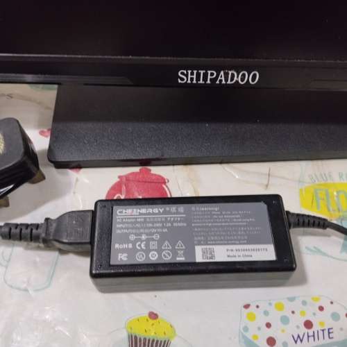 Shipadoo mon， 约26.5 吋大，跟电源線 和 12volt 火牛，沒有其他配件，没有私保。