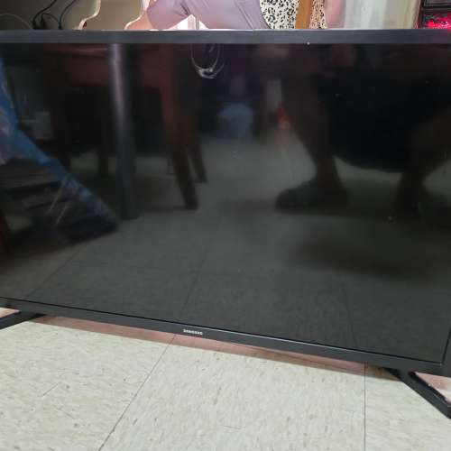 Samsung  32吋 智能電視已經裂mon,當零件  無搖控 ，無火牛 ， 型號 UA32T5300AJ