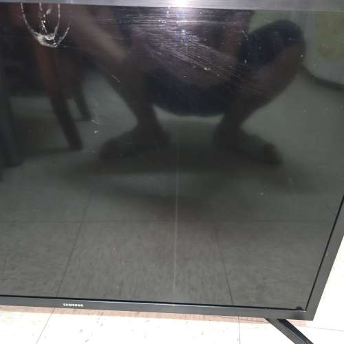 Samsung  32吋 智能電視已經裂mon,當零件  無搖控 ，無火牛 ， 型號 UA32T5300AJ