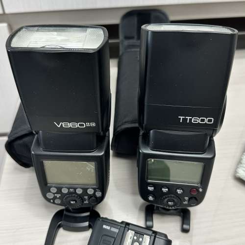 神牛閃光燈TT600, V860 各一支，加X1t遙控