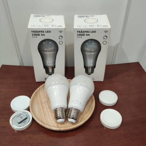IKEA TR&Aring;DFRI 1000 流明 E27 規格的 LED 智能燈泡 兩個 
送 遙控器(有使用痕跡)  ...