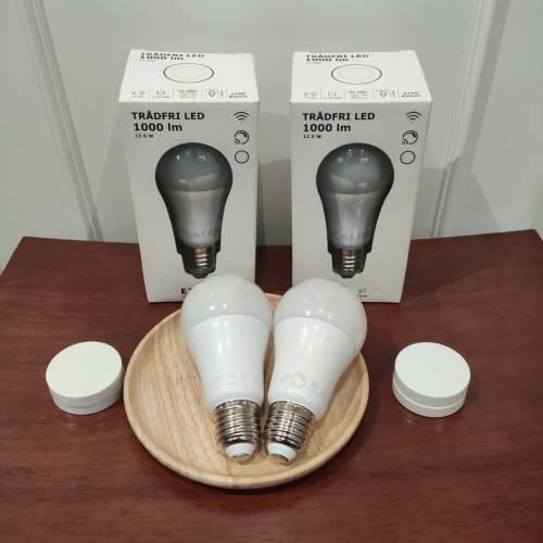 IKEA TR&Aring;DFRI 1000 流明 E27 規格的 LED 智能燈泡 兩個 
送 遙控器(有使用痕跡)  ...