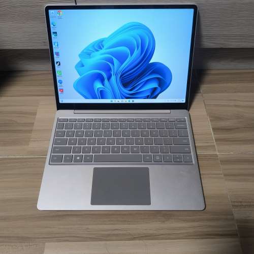 Microsoft surface laptop Go (12.4"/win11/i5 10th/8g ram/256gb ssd/office)