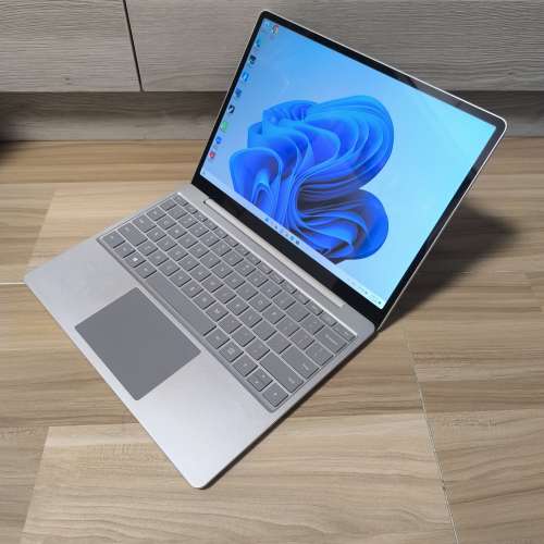 Microsoft surface laptop Go (12.4"/win11/i5 10th/8g ram/256gb ssd/office)