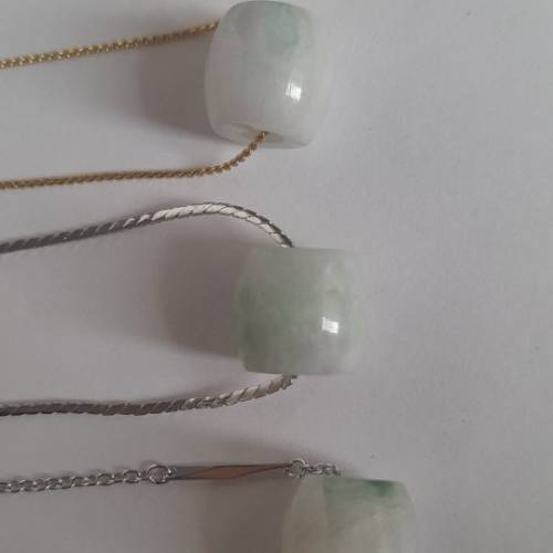 一手四個翡翠A玉路路通 13x14mm，配上銅頸鏈16/18寸如照片。四套共售200元，單一套1...