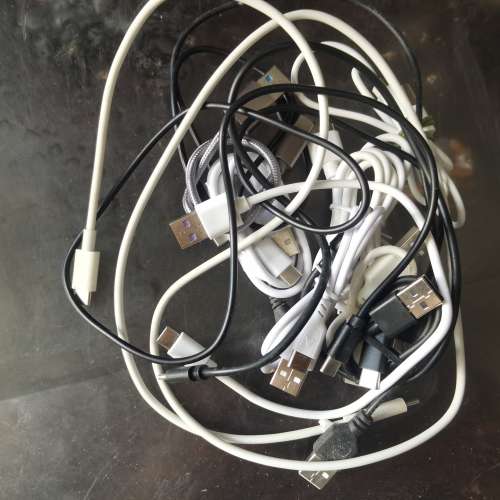5個充電品加一堆充電線