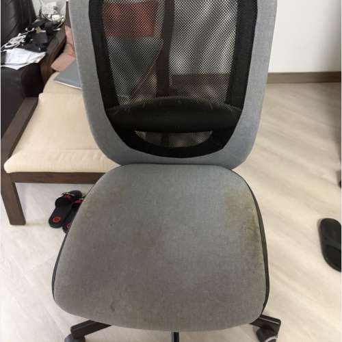 灰色網布透氣辦公椅