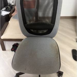 灰色網布透氣辦公椅