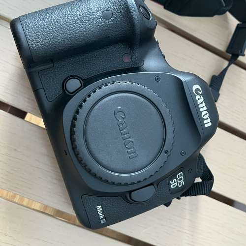 Canon EOS 5D Mark III BG-E11