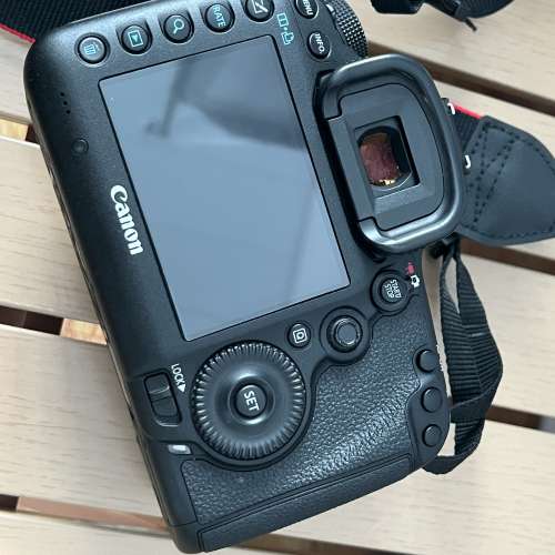 Canon EOS 5D Mark III BG-E11
