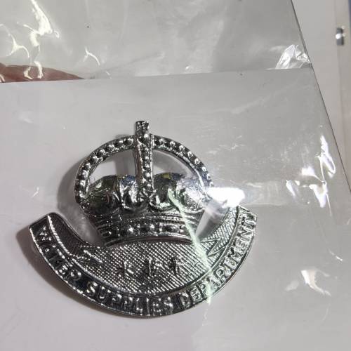 前朝港英政府皇冠頭,香港海關,水務署徽章兩個