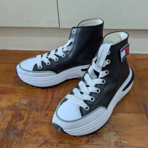 TOMMY Hlfiger 厚底女裝波鞋 EU39/UK6/US8 黑色