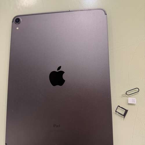 iPad Pro 11吋 256gb,WiFi+插卡版，港行極新，有貼有套，所有功能正常！