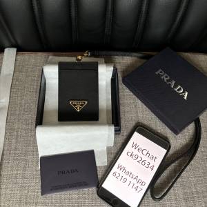 Prada 掛脖皮革證件夾