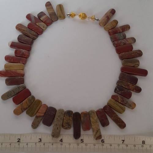 .天然晚裝玉石頸鏈red jasper ，佩上名貴焊口波仔扣，總長度約十八吋，由四十塊組成...