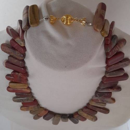 .天然晚裝玉石頸鏈red jasper ，佩上名貴焊口波仔扣，總長度約十八吋，由四十塊組成...
