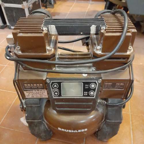 無刷靜音空壓機（氣泵），［BRUSHLESS］，配備數位控制面板與雙缸儲氣結構。