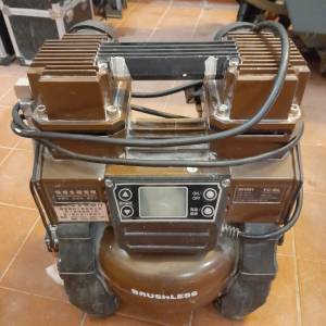 無刷靜音空壓機（氣泵），［BRUSHLESS］，配備數位控制面板與雙缸儲氣結構。