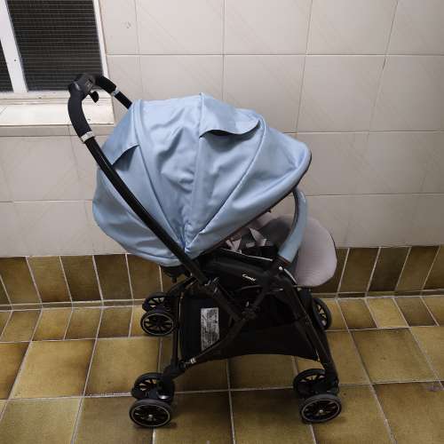 Combi嬰兒車