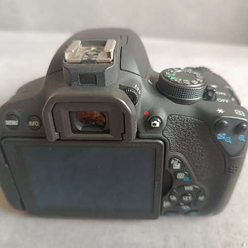 Canon EOS 700D + Canon EF-S 18-55mm F/3.5-5.6 IS Lens