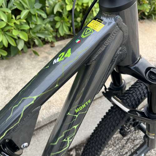 墨綠色 2026 JAVA MONTE 9速 前26後24吋 軟尾鋁合金山地車 送水架前後蛙燈叮叮