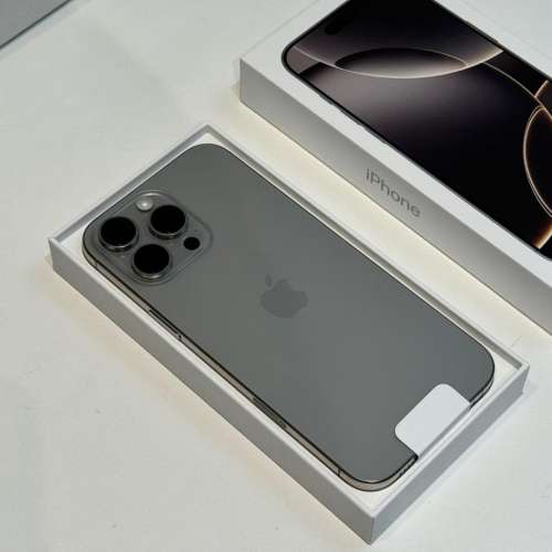 沙漠鈦金配色的 iPhone 16 Pro Max
