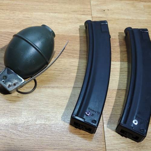 Marui MP5A5 
鏈夾2隻+手榴彈B+b
