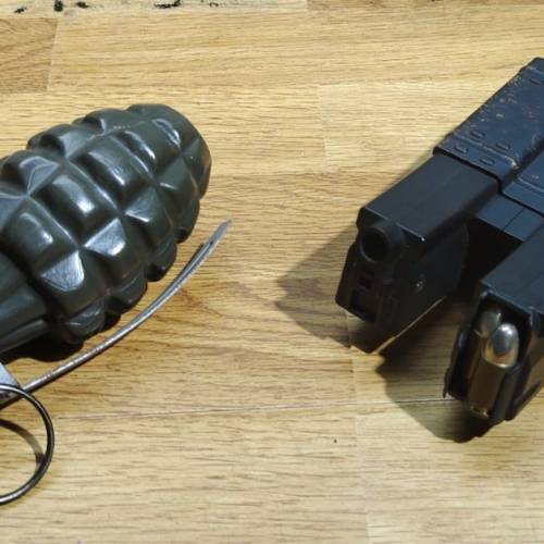 Marui MP5A5 
連体鏈夾+手榴彈+bb