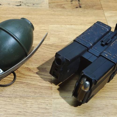 Marui MP5A5 
連体夾 + 手榴彈b